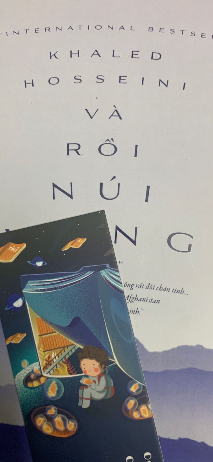 Có hàng sau 1 hôm, hộp xinh đẹp k móp méo, gáy nguyên vẹn 🥲 cảm thấy may mắn nhưng k may lắm vì một năm đóng họ cho Nhã nam quá nhiều mà chưa trúng cái GA nào 🥲 nội dung truyện chưa biết nhưng mng bảo k hay bằng 2 quyển còn lại của tác giả