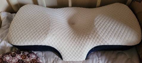 Gối êm phần giữa hơi thấp so với mình
 2 bên thì êm lắm đàn hồi nhanh
Lớp vải bọc ngoài êm mịn nhưng mà mau dơ lắm
Chiều ngang nó dài lắm 3 gang tay
Lúc đầu nằm chưa quen lâu dần thấy nó ổn lắm nên mua nha