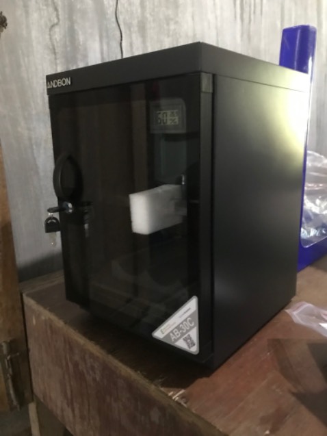 Đóng gói cẩn thận, tủ thấy chắc chắn, hút ẩm chậm, cần chuyển núm văn về mức cần thiết, chờ 2 ngày sẽ duy trì độ ẩm ở mức 50%