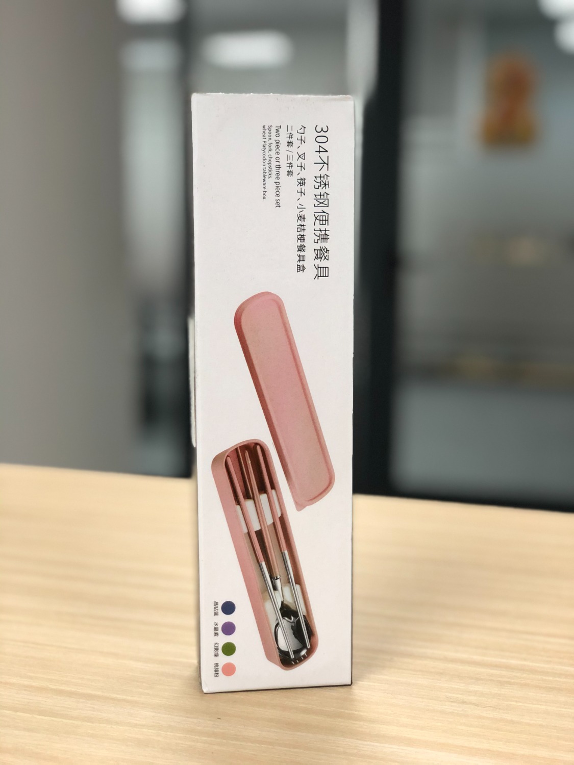 Tiki giao hàng đúng hẹn và đóng gói rất cẩn thận, bóc hộp mỏi tay luôn.  
Sản phẩm nhìn sáng và inox khá sang. Muỗng và nĩa dày và nặng, cầm rất chắc tay. Đũa hơi nhẹ 1 xí nhưng không sao.
Cám ơn tiki đã bán 1 sản phẩm tốt, mình rất hài lòng.