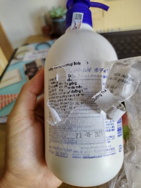 Shop không trung thực khi dán đè 3 mark vào sản phẩm, mỗi mark là một hạn sử dụng khác nhau. Sản phẩm vẫn còn hạn sử dụng vậy tại sao cần thiếu trung thực như vậy? Mình sẽ KHÔNG BAO GIỜ mua hàng của nhà cung cấp này nữa.