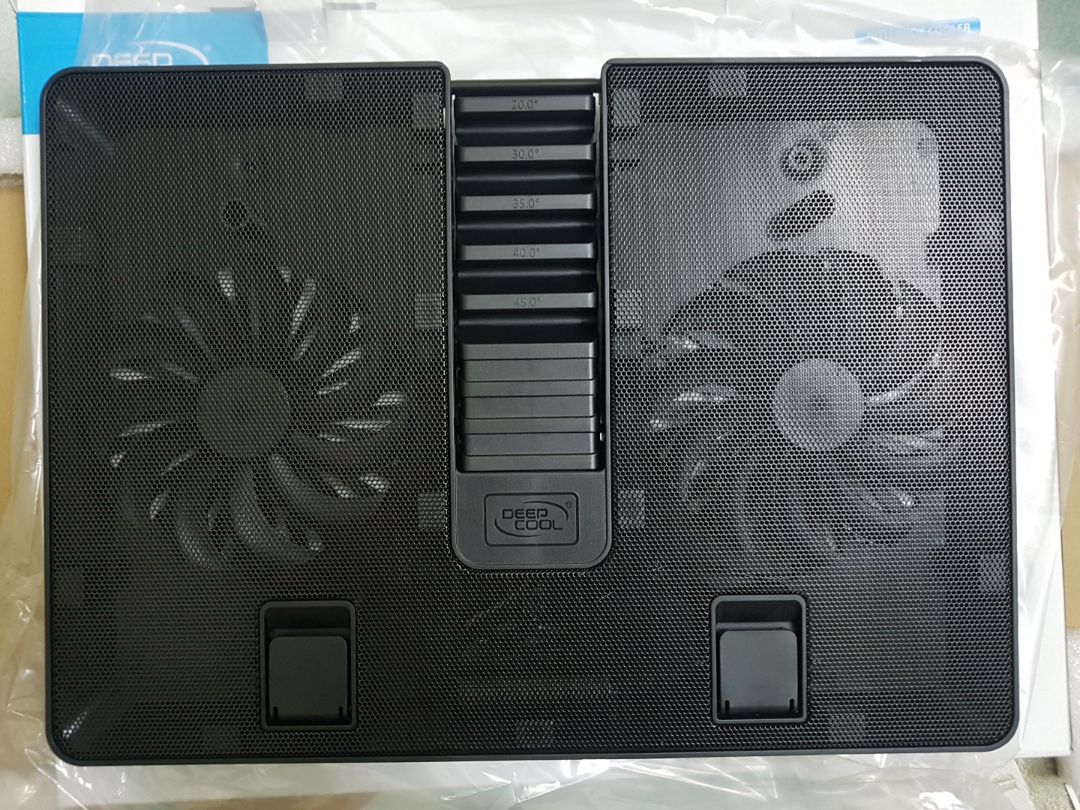 SP điện tử thứ 2 mua từ TIKI. Chọn "giao nhanh 3h", nhận sau khoảng 2h. Đóng gói tốt, kĩ, sản phẩm nhìn như mô tả, mới. 

Quạt hoạt động tốt, chạy êm hơn cái quạt tản nhiệt của laptop mình. Tuy nhiên vị trí thì ko khớp lắm khe hút gió của quạt laptop. Nhưng không quan trọng lắm vì thật ra mình tìm cái giá đỡ thôi, cũng ở phòng máy lạnh cả ngày. Tiết diện khá lớn vì cho cả Lap 17" nên chỉ thích hợp để cố định, mang di chuyển có lẽ ko tiện lắm nhg vẫn được. Tuy nhiên khi nâng lên thì mình lại có 1 không gian mới cho việc giấu dây nhợ.

Thích nhất là cái góc nâng của giá, cao nhất 45 độ nhg chắc chẳng ai dùng tới. Mình dùng nấc giữa 35 độ, khá hợp cả ngồi và ngả lưng vẫn thấy chữ bàn phím. Hay nhất có lẽ là việc nó nâng tầm màn hình lên ngang mắt nên sẽ loại được việc cúi gập gây mỏi cổ, trải nghiệm này khiến cho việc dùng cái laptop tuy cũ nhưng cũng thấy thú vị hơn.