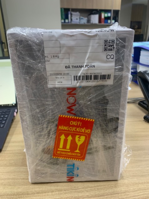 Hài lòng với cách đóng gói của shop: kỹ càng, bảo vệ được hàng khi giao.
Sản phẩm có 1 hộp giữ nhiệt bên ngoài kèm, 1 nắp dự phòng và 3 hộp inox đựng thức ăn bên trong, 3 hộp này không có chức năng giữ nhiệt nên khi cho thức ăn nóng vào sẽ phải lấy khăn cầm mới đóng nắp được. Tổng thể hơi to, mang đi làm hơi bất tiện
Đựng thức ăn từ sáng đến trưa thì hộp dưới cùng sẽ còn nóng nhiều nhưng hộp trên cùng sẽ nóng ít hơn. nếu mở nắp khó có thể nhấn nút nhỏ bên trên để mở. ( giữ nhiệt được khoảng 8 tiếng).
Vệ sinh: phần hộp vệ sinh dễ, nhưng phần nắp làm bằng nhựa nên nếu vệ sinh không kỹ sẽ còn lại bết dầu mỡ. 
đã dùng được khoảng 2 tháng, cảm thấy ưng ý nên đánh giá 5 sao. mọi người có thể dùng thử