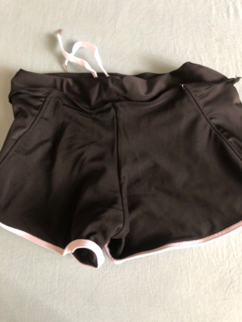 Kiểu dáng đẹp, vải mỏng, quần bị ngắn quá 😄