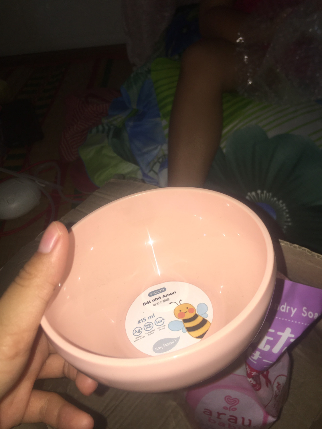 Hàng thì chất lượng, mình không nghĩ là shop đóng hàng cẩu thả đâu, cái này là do bên vận chuyển chắc luôn.
Thùng hàng rách tan nát, móp méo; cũng may là hàng hóa không bị gì.
Trên thùng hàng còn ghi là hàng dễ vỡ mà họ còn làm vậy, không ghi chú gì hết chắc không biết cái thùng thành cái gì luôn.
Quà tặng dễ thương