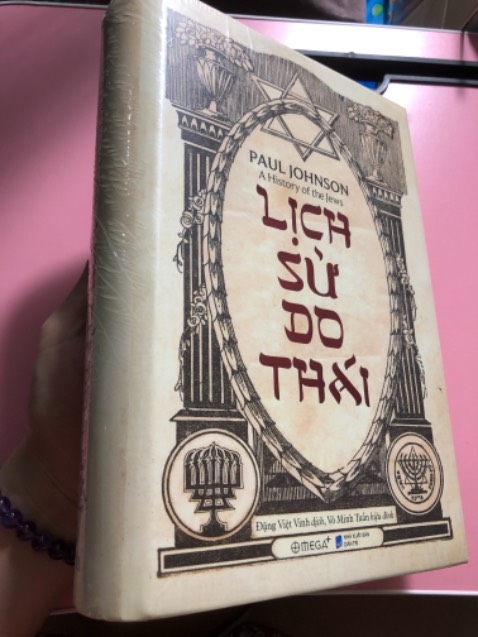 Mặc dù quyển này mình có thể đọc bản ebook nhưng vẫn thích mua sách in, cảm giác lật sách không thể thay thế được. Chất giấy rất tốt, mịn, màu vàng dịu mắt, khổ chữ to rõ lại sắc nét đều màu. Những ai muốn tìm hiểu về dân tộc Do Thái nên tìm đọc tủ sách Israel. Đương nhiên lỗi đáng máy khó lòng tránh khỏi.