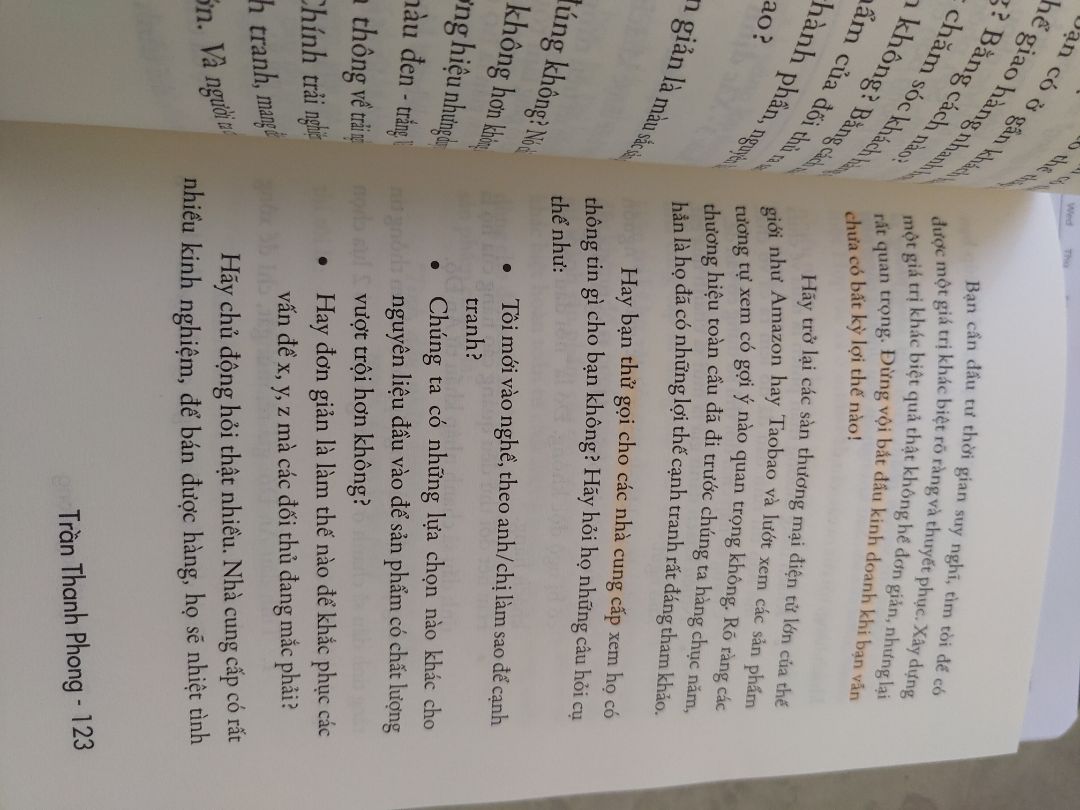 Được giới thiệu từ quyển Kinh doanh online trên *** nên vừa phát hành mình đã mua ngay. Mình cần kiến thước kinh doanh trên các sàn Thương mại điện tử nên đây là quyển sách bao quát về nó. Chỉ mình từng bước cơ bản từ lúc tìm sản phẩm để bán cho đến khi có đơn hàng đầu tiên và muốn tiến xa hơn nữa là xây dựng thương hiệu cho riêng mình. Quyển sách đưa ra lộ trình từng bước từng bước cho những người mới bắt đầu. Sẽ là vô cùng cần thiết cho những ai có muốn kinh doanh online đặc biệt là trên các sàn thương mại điện tử.