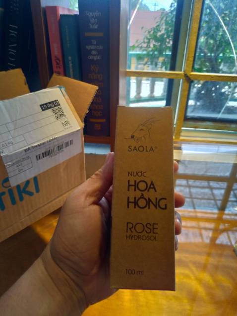 Sản phẩm được đóng gói rất chỉn chu, bao bì thân thiện, có tặng kèm vòi xịt dùng rất tiện. Mùi thơm tự nhiên dùng rất thích. Rửa mặt sạch, lau khô rồi xịt lên da mặt cảm giác rất đã. Sản phẩm được đóng gói rất chỉn chu, bao bì thân thiện, có tặng kèm vòi xịt dùng rất tiện. Mùi thơm tự nhiên dùng rất thích. Rửa mặt sạch, lau khô rồi xịt lên da mặt cảm giác rất đã.