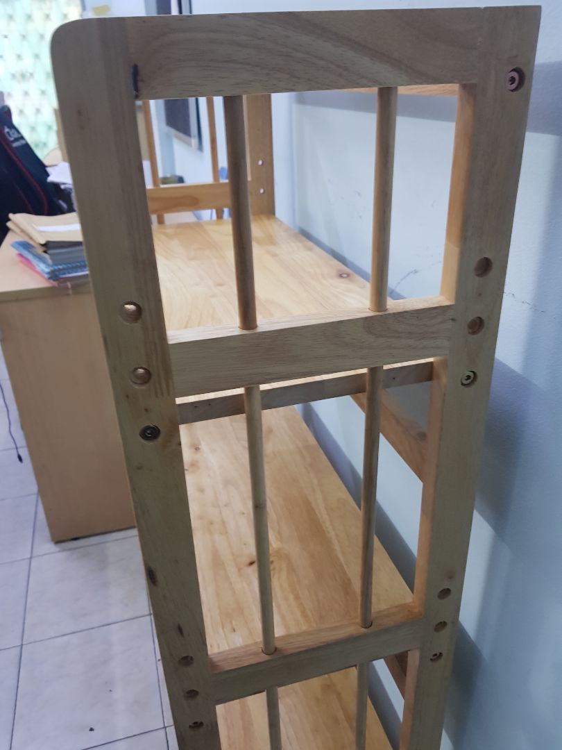 tối hôm trước đặt, chiều hôm sau giao luôn. mình rất hài long về sản phẩm, chắc chắn, bộ kit lắp thấy oke không chơn tuột như các khách hàng trên kể. chắc Shop đã khắc phục. kệ này có 3 bậc lắp tùy mỗi người cần kích thước phù hợp. rất hài lòng