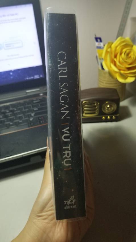 Ship quá nhanh, đặt hôm trước hôm sau đã nhận được hàng. Tuy nhiên hàng không được bọc chống sốc
Nội dung: mình chưa đọc xong nhưng nhìn chung bác Carl đã giải nghĩa và viết dễ hiểu nhất có thể. Lĩnh vực thiên văn học, không gian hay vũ trụ khá khó hiểu, bác đã truyền tải bằng nhiều phương thức khác nhau (lịch sử, thực tế, câu truyện...) vừa khơi gợi sự hứng thú vừa để độc giả hiểu trọn vẹn nhất. Highly recommend cho mọi người có đam mê vũ trụ giống mình nhé 👌