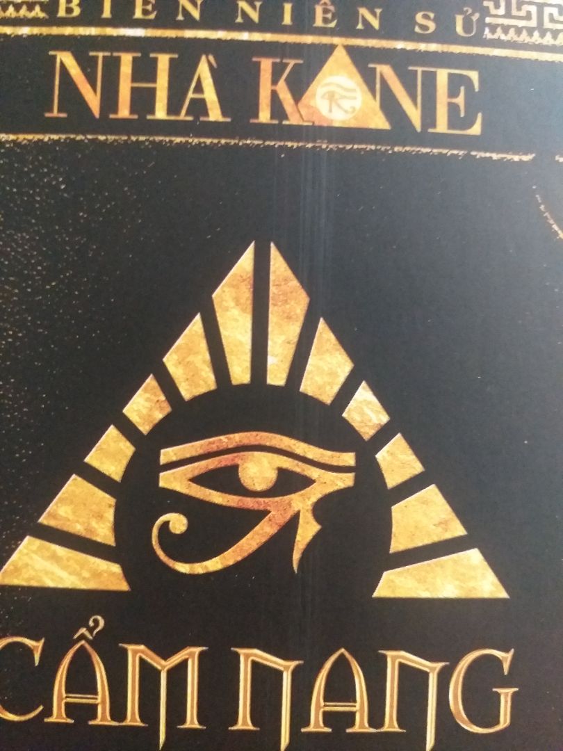 sách đọc khá thú vị có điều nhìn thấy vết hằn mờ và 1 vết nhỏ dưới sách :'(