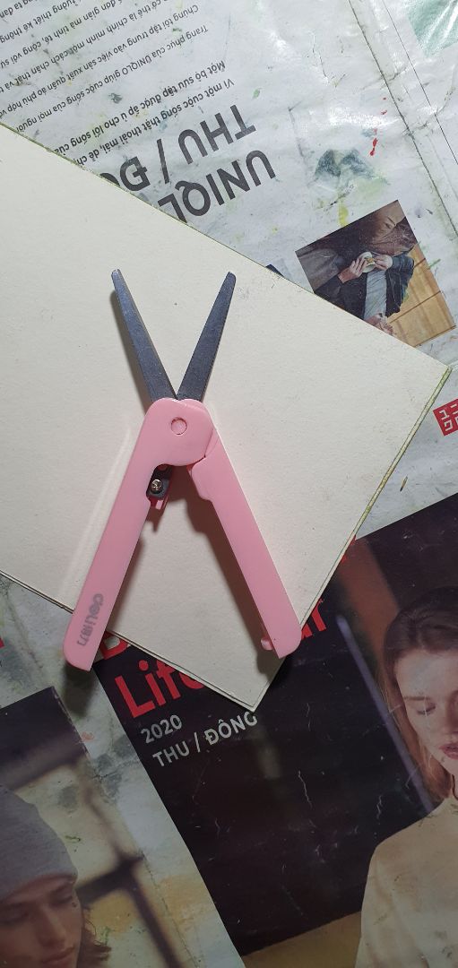 Mình chọn màu hồng rất nữ tính, dễ thương. Kéo tuy nhỏ nhưng dày có thể cắt được bìa cứng.Thích nhất là gập gọn mang đi rất tiện. Tuy nhiên dùng lâu thì lò xo đẩy hơi bị chờn.