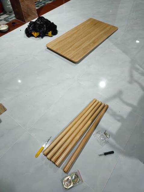 Bàn đẹp, đúng kích thước, không biết sao đưa 5 cái chân :)) mặt bàn hơi trầy xíu.