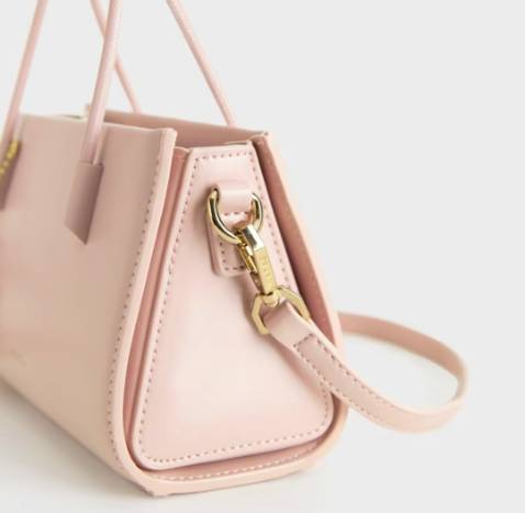 Sản phẩm vẫn bám nước khi trời mưa. Không như quảng cáo Sản phẩm vẫn bám nước khi trời mưa. Không như quảng cáo