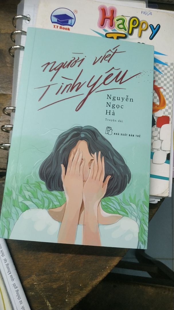 một câu chuyện bình dị nhưng lại giúp ta hiểu rõ nội tâm của những nhân vật rất đó. Sách rất hay và trang trí thì đẹp mắt ạ.( Shipper giao hàng cho mình không được nguyên vẹn lắm vì cái hộp bị rách toang tành nhưng may là sách không sao)