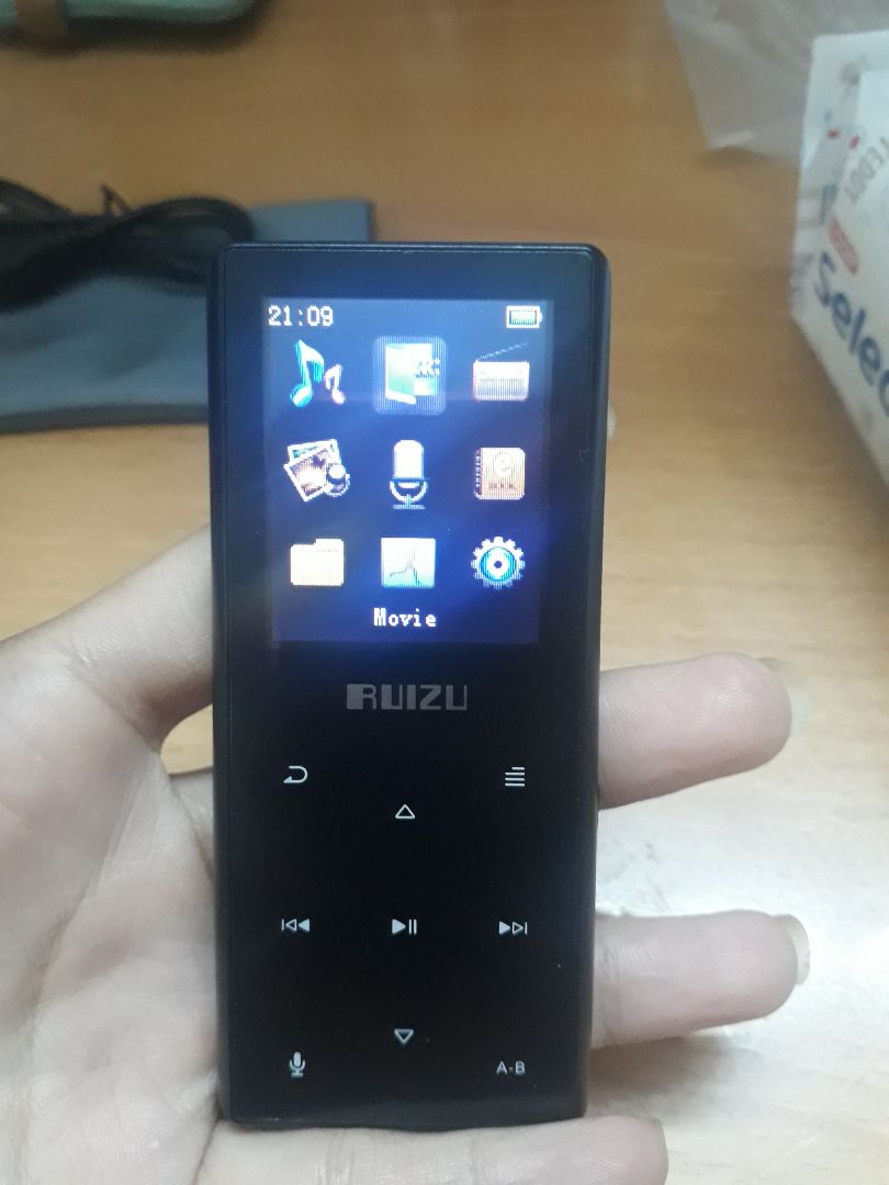 mình mua máy nghe nhạc ruizu d29 nhưng giao cho mình không phải d29, không hỗ trợ blutooth, không có tai nghe, hộp thì cũ mở ra mở vào nhiều lần rồi. mình mua hàng tiki nhiều lần rồi không nghĩ đợt này tiki giao hàng không kiểm tra lại trước khi gửi khách hàng. hàng không đúng miêu tả.