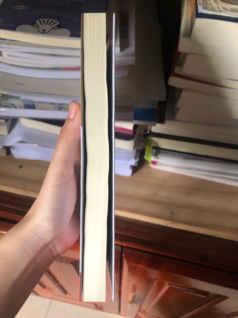 Chưa đọc nội dung nhưng ấn tượng với bìa sách, bao gói cẩn thận không bị gãy góc, hư sáchh, bị cong nhe nhưng có thể bỏ qua