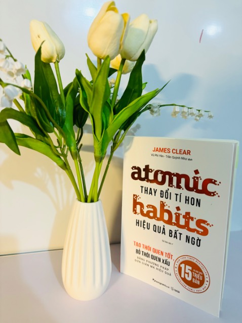 Hôm nọ, ngồi lướt lại một lượt những cuốn sách để trong giỏ hàng Tiki của mình thì … ô! trong kệ sách mình chưa có quyển này, khi mà mình cũng đang trong quá trình hoàn thiện bản thân, xây dựng các thói quen tích cực, sao thể thiếu em nó được nhỉ! Thế là chỉ bằng vài cú click mình đã đưa em nó vào danh mục 𝐁𝐎𝐎𝐊 𝐋𝐈𝐒𝐓 năm nay của mình và ưu tiên đọc em nó khi cầm trên tay. Từ đó, mà tận dụng luôn thời gian này để có thể áp dụng luôn một vài điều hay ho.

Mình rất thích cách tác giả chia bố cục, dẫn dắt vấn đề từ mở đầu cho đên các chương nhỏ. Từ chính câu chuyện của bản thân đến những trải nghiệm của các cá nhân, tập thể. Mỗi chương đều có tóm tắt lại nội dung, ngắn ngọn mà rất đầy đủ. Mình tận dụng thêm những khoảng trắng bên dưới mỗi phần tóm tắt đó để ghi chú thêm những góc nhìn hay bài học mà mình rút ra được cũng khá là tiện luôn nè, đánh dấu và tìm lại cũng rất dễ dàng luôn.

𝐀𝐭𝐨𝐦𝐢𝐜 𝐇𝐚𝐛𝐢𝐭𝐬

Thói quen – là sự lặp đi lặp lại
Nguyên tử – một đơn vị rất nhỏ
Như vậy, “thói quen nguyên tử” chính là một nếp sống hoặc thói quen không chỉ nhỏ mà còn dễ thực hiện, dễ làm và nó cũng chính là sự khởi nguồn cho một sức mạnh phi thường, hiệu quả đáng kinh ngạc.

𝟏% 𝐭𝐨̂́𝐭 𝐡𝐨̛𝐧 𝐦𝐨̂̃𝐢 𝐧𝐠𝐚̀𝐲

“𝑇ℎ𝑜́𝑖 𝑞𝑢𝑒𝑛 𝑛ℎ𝑜̉ 𝑡𝑎̣𝑜 𝑘ℎ𝑎́𝑐 𝑏𝑖𝑒̣̂𝑡 𝑙𝑜̛́𝑛” – nếu mỗi ngày bản thân cải thiện được 1% và duy trì đủ lâu thì hiệu quả của nó rất lớn, ví như sau 1 năm bản thân sẽ đạt được kết quả tốt gấp hơn 37 lần. Do là thói quen nhỏ nên kết quả không đến ngay lập tức thế nên phải để nó trải qua thời gian đủ dài để “𝑡𝑖́𝑐ℎ 𝑡𝑖𝑒̂̉𝑢 𝑡ℎ𝑎̀𝑛ℎ đ𝑎̣𝑖”, cũng giống như “𝑙𝑢̛𝑜̛̣𝑛𝑔 đ𝑜̂̉𝑖 𝑡ℎ𝑖̀ 𝑐ℎ𝑎̂́𝑡 𝑚𝑜̛́𝑖 đ𝑜̂̉𝑖”.

𝐌𝐨̂ 𝐡𝐢̀𝐧𝐡 𝐁𝐎̂́𝐍 𝐛𝐮̛𝐨̛́𝐜 𝐭𝐡𝐨́𝐢 𝐪𝐮𝐞𝐧 – 𝐂𝐚́𝐜𝐡 𝐯𝐚̣̂𝐧 𝐡𝐚̀𝐧𝐡 𝐭𝐡𝐨́𝐢 𝐪𝐮𝐞𝐧

Cue: Tín hiệu
Craving: Khao khát (cơn thèm muốn)
Response: Phản hồi
Reward: Phần thưởng

Ví dụ: Thấy một chiếc bánh ngon (tín hiệu) –> khiến mình thèm ăn (cơn thèm muốn) –> “Oánh chén” (phản hồi) –> Ngon miệng, thỏa mãn cơn thèm muốn và tiếp tục vòng lặp

Ví dụ 2: Thông báo *** hiện trên màn hình –> Muốn mở ra xem –> Quyết định mở xem thông báo –> Thỏa mãn, tiếp tục vòng lặp một cách tự động mà quên cả thời gian.

𝐁𝐎̂́𝐍 𝐧𝐠𝐮𝐲𝐞̂𝐧 𝐭𝐚̆́𝐜 𝐭𝐚̣𝐨 𝐥𝐚̣̂𝐩 𝐭𝐡𝐨́𝐢 𝐪𝐮𝐞𝐧 𝐭𝐨̂́𝐭

1️⃣ Khiến hói quen trở nên 𝐑𝐎̃ 𝐑𝐀̀𝐍𝐆
* Sử dụng bảng điểm thói quen và phương pháp “chồng lớp thói quen” được tác giả nêu rất cụ thể và rõ ràng trong cuốn sách cũng như “Template” có sẵn trên blog của ông.
* Tập trung làm rõ từ khóa “𝐖𝐇𝐄𝐍 và 𝐖𝐇𝐄𝐑𝐄”

2️⃣ Khiến thói quen trở nên 𝐇𝐀̂́𝐏 𝐃𝐀̂̃𝐍
* Áp dụng công thức “chồng lớp thói quen kết hợp bao bọc cám dỗ”
* Mượn vào “sức mạnh nhóm” để loại khiến cho quá trình trở nên hấp dẫn và duy trì được đường dài. Phần này khiến mình nhớ đến câu “muốn đi nhanh thì đi một mình muốn đi xa thì đi cùng nhau”.

3️⃣ Khiến thói quen trở nên 𝐃𝐄̂̃ 𝐃𝐀̀𝐍𝐆
* Chia nhỏ mục tiêu và sử dụng nguyên tắc 2 phút và
  |𝑡ℎ𝑎𝑦 𝑣𝑖̀ 𝑐𝑜̂́ 𝑔𝑎̆́𝑛𝑔 𝑠𝑎̆́𝑝 đ𝑎̣̆𝑡 𝑚𝑜̣̂𝑡 𝑡ℎ𝑜́𝑖 𝑞𝑢𝑒𝑛 ℎ𝑜𝑎̀𝑛 ℎ𝑎̉𝑜 𝑛𝑔𝑎𝑦 𝑡𝑢̛̀ đ𝑎̂̀𝑢, ℎ𝑎̃𝑦 𝑙𝑎̀𝑚 đ𝑖𝑒̂̀𝑢 𝑑𝑒̂̃ 𝑑𝑎̀𝑛𝑔 𝑚𝑎̀ 𝑏𝑒̂̀𝑛 𝑏𝑖̉. 𝐵𝑎̣𝑛 𝑐𝑎̂̀𝑛 𝑐ℎ𝑢𝑎̂̉𝑛 ℎ𝑜́𝑎 𝑡𝑟𝑢̛𝑜̛́𝑐 𝑘ℎ𝑖 𝑡𝑜̂́𝑖 𝑢̛𝑢 ℎ𝑜́𝑎”
* Hãy tự tay thiết kế môi trường sống của mình, chính bản thân là kiến trúc sư của đời mình chứ không phải ai khác.

4️⃣ Khiến thói quen tạo cảm giác 𝐓𝐇𝐎̉𝐀 𝐌𝐀̃𝐍
* Áp dụng các công cụ theo dấu thói quen để ghi nhận những điều nhỏ nhặt và theo dõi được sự tiến bộ của bản thân để tạo ra cảm giác thỏa mãn 
* Đối với bản thân mình nó đơn giản là những dấu tick ✅ hoàn thành, hay những quả cà chua 🍅 ở những lần tập trung bằng phương pháp poromodo, …

Để phá bỏ thói quen xấu thì có thể sử dụng đảo ngược 4 nguyên tắc nêu trên.

𝐌𝐚̣̆𝐭 𝐭𝐫𝐚́𝐢 𝐜𝐮̉𝐚 𝐭𝐡𝐨́𝐢 𝐪𝐮𝐞𝐧 𝐭𝐨̂́𝐭

Khi bản thân đã hình thành nên thói quen tốt, khiến nó trở nên tự động hơn điều này dễ dẫn mình rơi vào 𝐂𝐀̣𝐌 𝐁𝐀̂̃𝐘 của nó. Đó là rơi vào vào lặp vô thức, những sai sót nhỏ dễ bị bỏ qua, rập khuôn và không thể bứt phá. Do vậy để đạt được đến sự 𝐓𝐈𝐍𝐇 𝐓𝐇𝐎̂𝐍𝐆 cần phải kết hợp giữa “𝐓𝐡𝐨́𝐢 𝐪𝐮𝐞𝐧 + 𝐋𝐮𝐲𝐞̣̂𝐧 𝐭𝐚̣̂𝐩 𝐜𝐨́ 𝐜𝐡𝐮̉ đ𝐢́𝐜𝐡”.

Với hai hình thức phản tư và tự đánh giá để nhìn lại thói quen, nhìn lại mình để biết “khi nào mình cần nâng cấp thói quen?” “khi nào cần chấp nhận một thử thách mới?” và cái cốt lõi vẫn là 𝟏% 𝐭𝐨̂́𝐭 𝐡𝐨̛𝐧 𝐦𝐨̂̃𝐢 𝐧𝐠𝐚̀𝐲.

Để biết rõ hơn và chi tiết hơn về các nguyên tắc, những quy tắc trên thì “đọc sách này mọi người ơi” hihi. Anw, cuốn sách rất đáng để đọc ạ. Đối với bản thân mình, nhờ nó mà mình đã vỡ ra khá nhiều điều và các giá trị nhận được cũng rất lớn. Nên là, mình cực kỳ recommend đến mọi người nè.