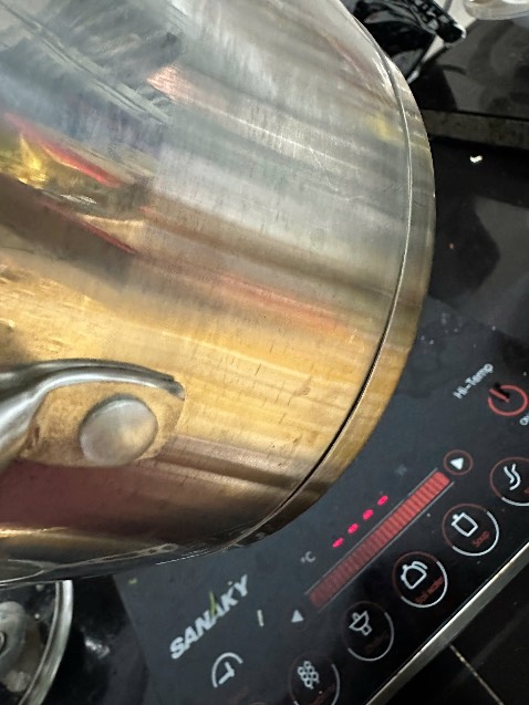 Nồi sử dụng được 1,5 tháng thì bị nổ đáy nồi làm hở và cong vênh đáy nồi dẫn đến nấu lâu sôi. Chất lượng chịu nhiệt của đáy nồi kém.