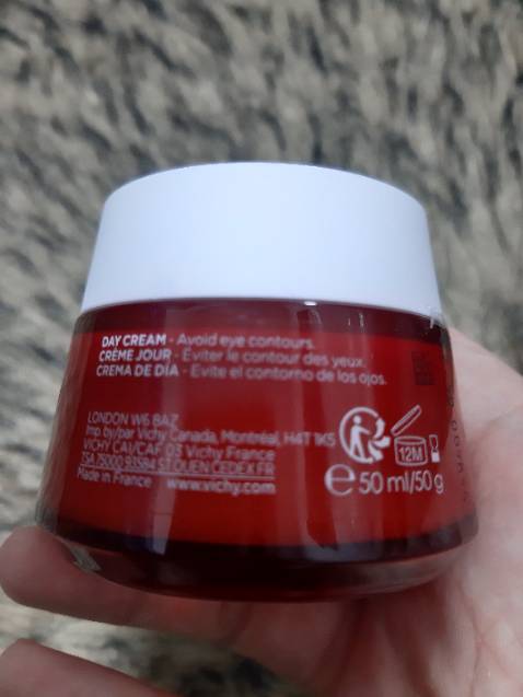 Ko biết phải hàng thật ko, thấy mùi sp hơi hắc và hộp hơi cũ. Cả quà tặng cũng cảm thấy cũ....