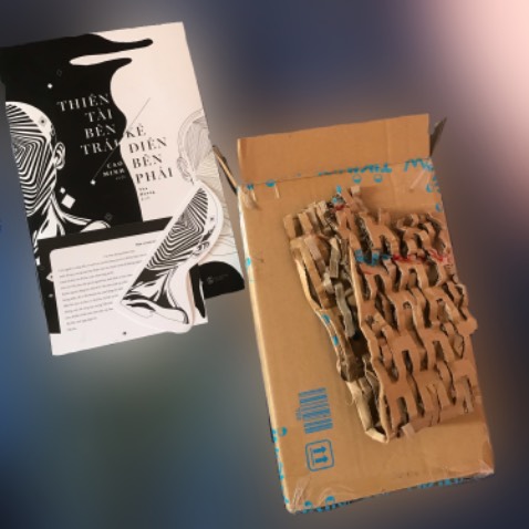 sách thì ok có đầy đủ markbook, giao nhanh (hqua mình đặt nay nhận được luôn) nhma đóng gói quá sơ sài, mình không biết là do không bọc màn chống sốc nên nó bị xước trong quá trình vận chuyển hay xước trước đó rồi nhma bìa sách của mình bị xước khá nhiều ảnh hưởng đến thẩm mỹ một chút, bên trong sách thì vài tờ bị hơi nhăn chứ nói chung là sách không bị hư hại gì, cho 4*. Nếu lần sau mình mua nữa mà vẫn còn tình trạng đóng hàng sơ sài như này thì mình cho 1* luôn :)))