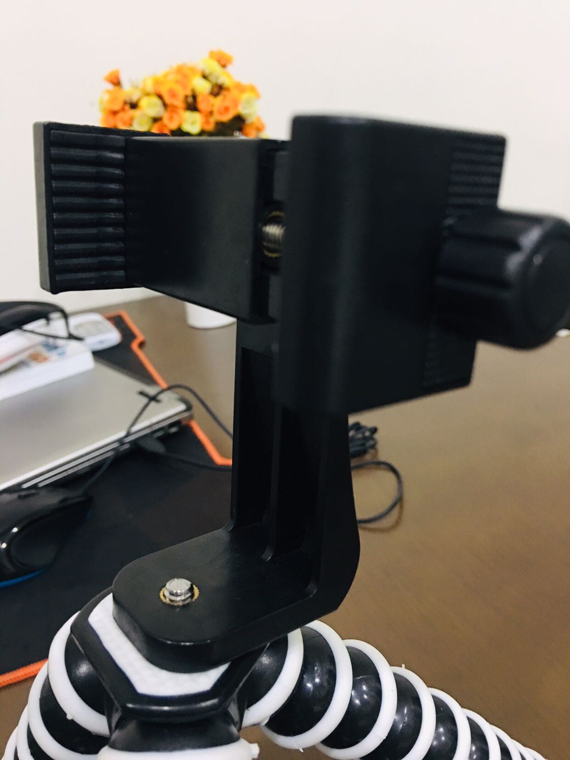 Sản phẩm ổn trong tầm giá, giữ chặt. Hàng giá này thì không thể chống rung rồi, còn lại thì không có gì để chê.