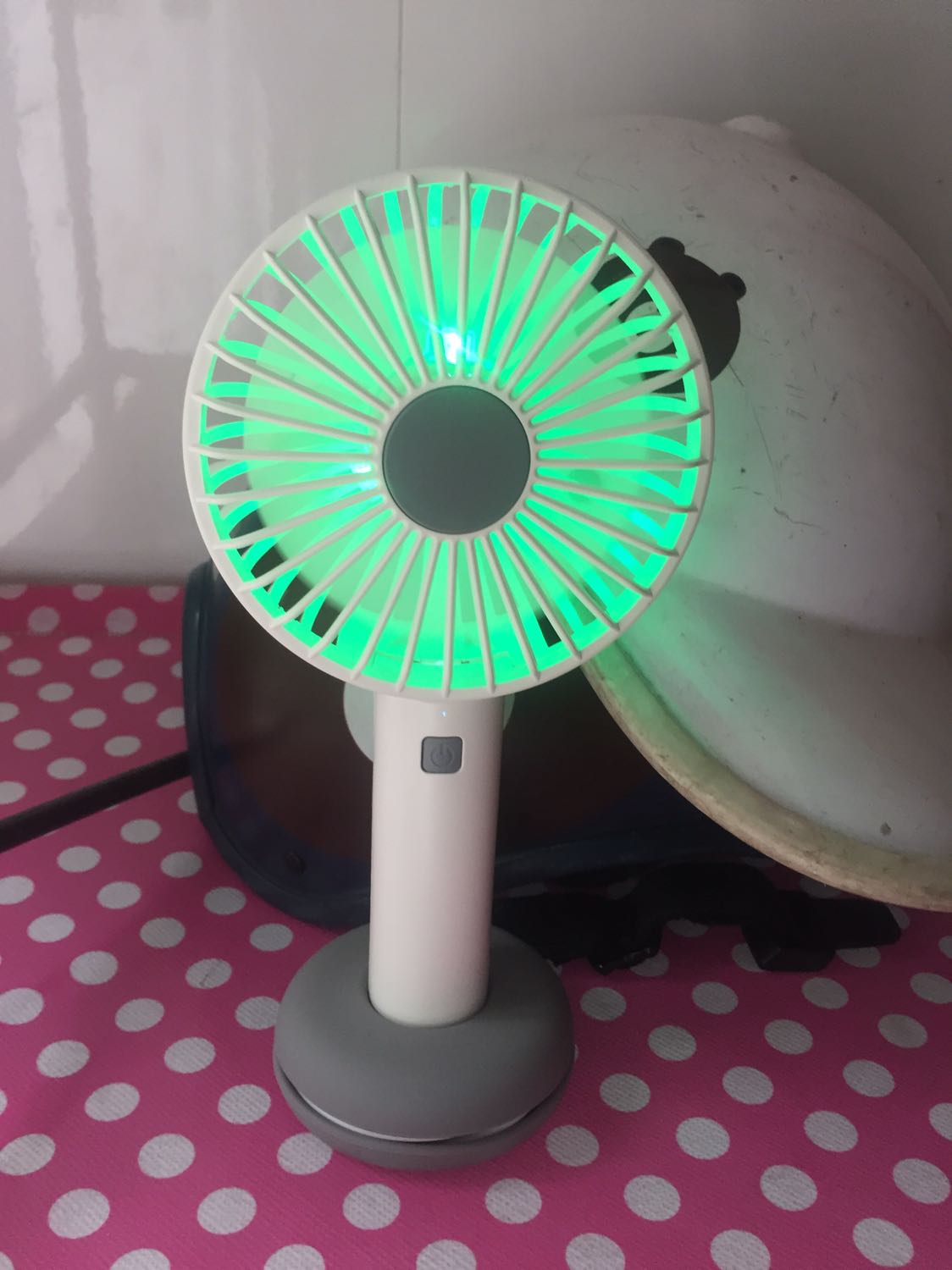 Vừa mát lại còn cả đèn led 7 màu như đèn quẩy ?? cầm rất chắc tay, không bị lỏng lẻo như mấy cái quạt đều bán có 3-4 xịch trên mạng. Đúng là tiền nào của nấy