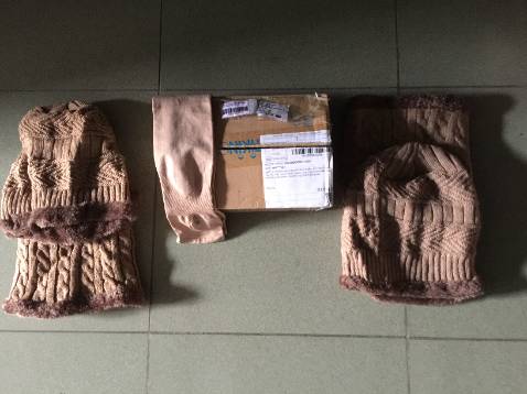 2 đơn hàng giao 2 đợt này trong cùng 1 ngày sớm như mong đợi ... mũ len và khăn quàng cổ vừa và đẹp màu kem rất tuyệt, kèm găng tay dày và chuẩn.
hài lòng 100%
..................
(riêng găng tay đợt trước nhận không đúng như trong hình ảnh quảng cáo, 
hình thì dài như là bao cả bàn ngón 
mà nhận thì ngắn tới cổ tay lại mỏng, cũng đành để sử dụng ...)
Nói chung cũng gởi lời cám ơn Tiki...