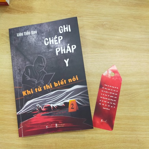 Nội dung sách đọc bánh cuốn, đọc liền tù tì không dứt 2 đêm. Tuy sợ nhưng vẫn cảm thấy tò mò, tác giả phá án = pháp y cực đỉnh. Hay!!!