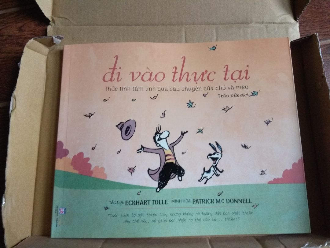 Sách hay, đóng gói cẩn thận, được tặng kèm một bookmark bằng lá cây khô