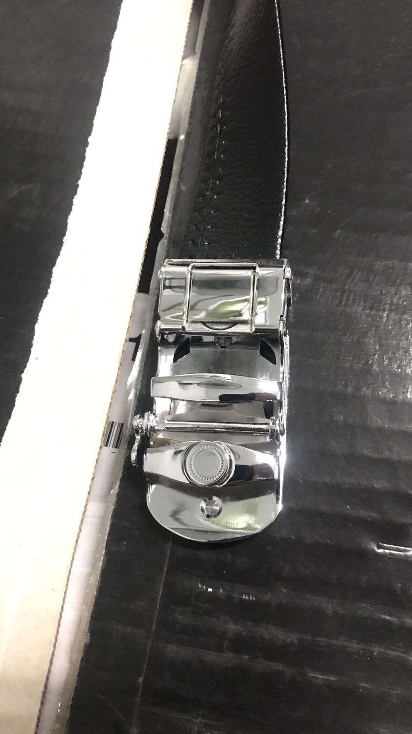 Thắt lưng thiết kế thời trang. Nhìn đơn giản nhưng khá đẹp và dễ phối đồ. Phần khoá thắt lưng thiết kế chắc chắn. Phần dây da vừa mềm vừa dài. Da chắc chắn bóng đẹp. Đường may chắc chắn, giá cả thì quá là hợp lý luôn. Shop đóng hàng cũng cẩn thận nữa. Thanks shop.