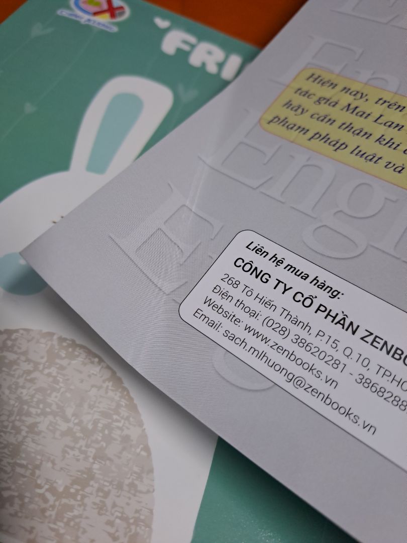 Sách bị gấp vậy khi mở hàng :