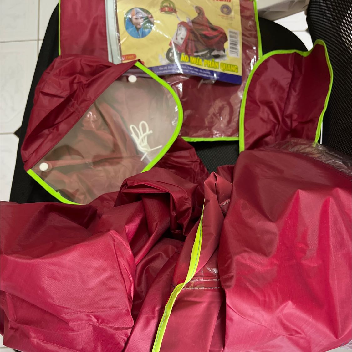Mua áo mưa màu Xanh cho 2 người (áo đôi) nhưng lsij giao áo phản quang 1 người màu đỏ!!! Áo mưa ở nhà nhiều rồi , tôi mua áo đôi cho gọn xe lại gửi áo đơn!!!
