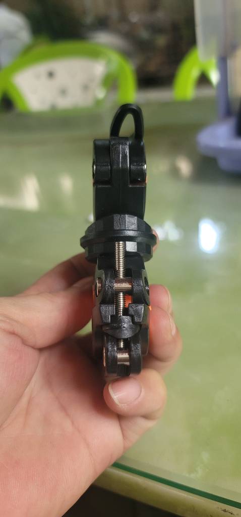 Khuôn mẫu lởm chởm, kết cấu lỏng lẻo, hoàn thiện kém. 
 Không như hình ảnh quảng cáo !