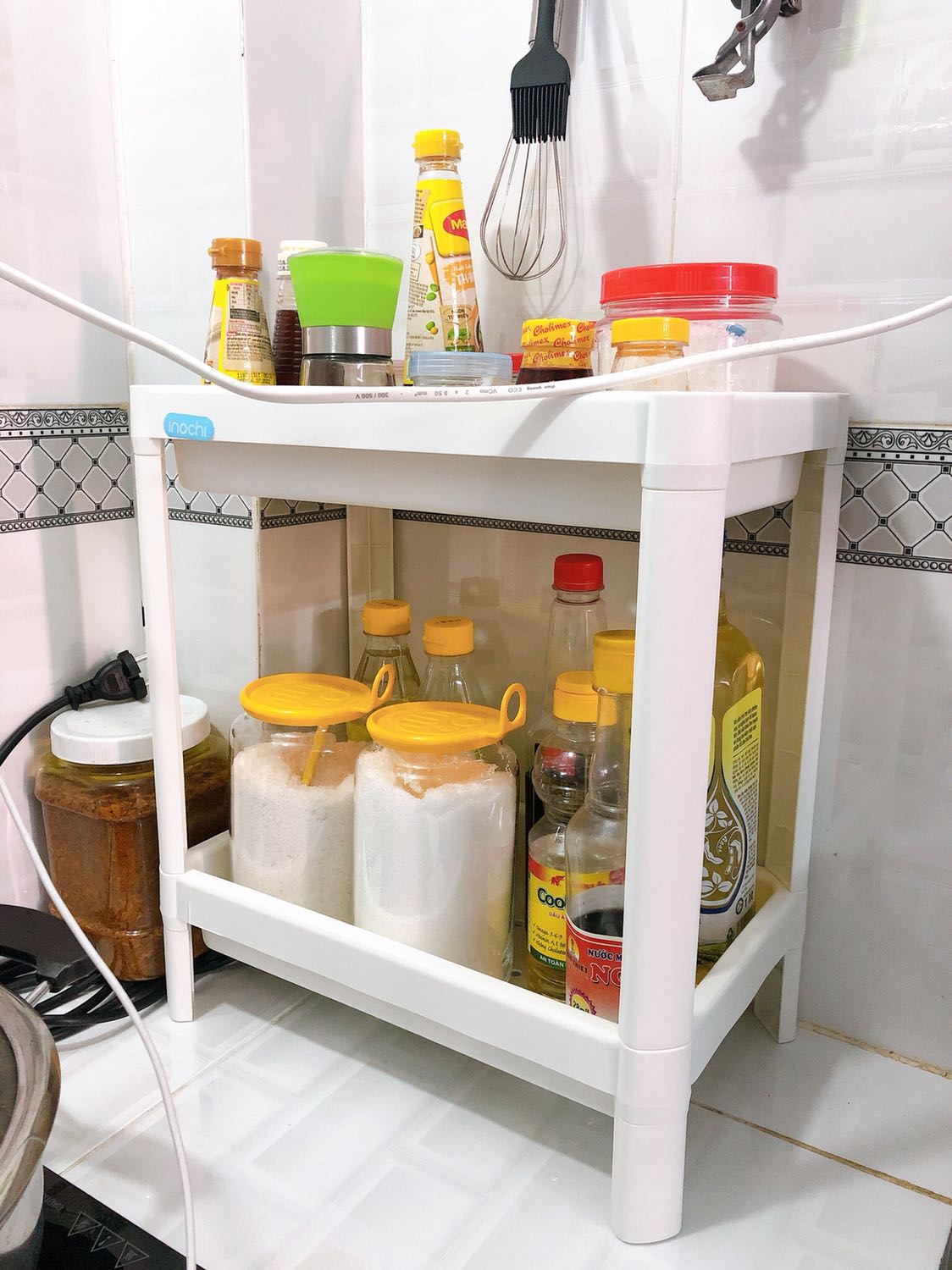 Sản phẩm chất lượng, inbox nhờ shop chọn cho kệ màu trắng xinh lắm. Để trong nhà tắm hay làm kệ đựng gia vị cũng xinh nữa. Kệ chắc chắn, dễ lắp ghép ko cần xem hướng dẫn. 
Để vừa các loại gia vị cơ bản.