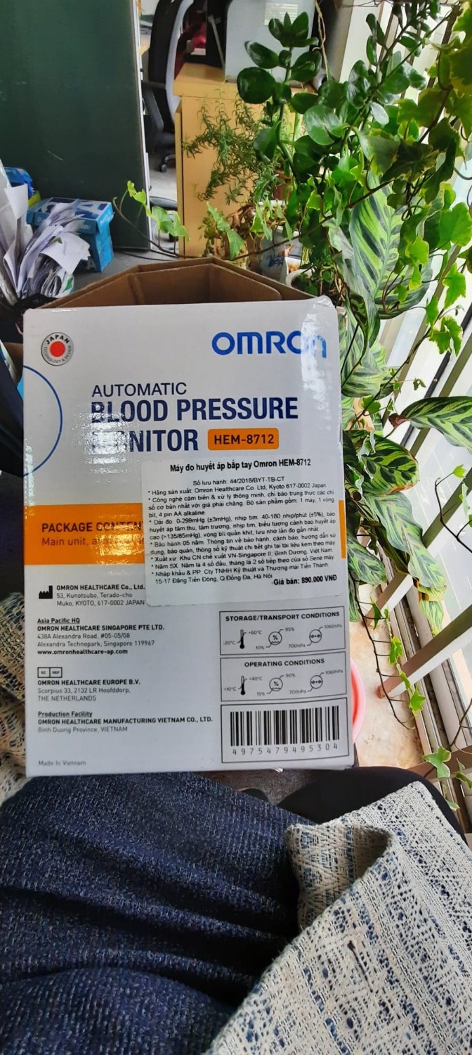 Máy đo này rất dễ sử dụng cho mọi người: thao tác lắp đặt và vận hành đơn giản. Có hình mình họa cách đặt vòng quấn tay (vòng bít) sao cho chính xác. 
Màn hình hiển thị kết quả đo của 2 chỉ số là huyết áp và nhịp tim.
Đóng gói sản phẩm cẩn thận, có tặng kèm vỉ 4 viên pin. 
Giá thành khá ổn vì đã bao gồm cả bộ đổi nguồn. Trọng lượng máy cũng nhẹ (~350 gram nếu có pin). 
Nếu ở nhà thì nên dùng bộ đổi nguồn để cắm điện 220V và dùng trực tiếp. Nếu đi du lịch thì nên mang theo pin.