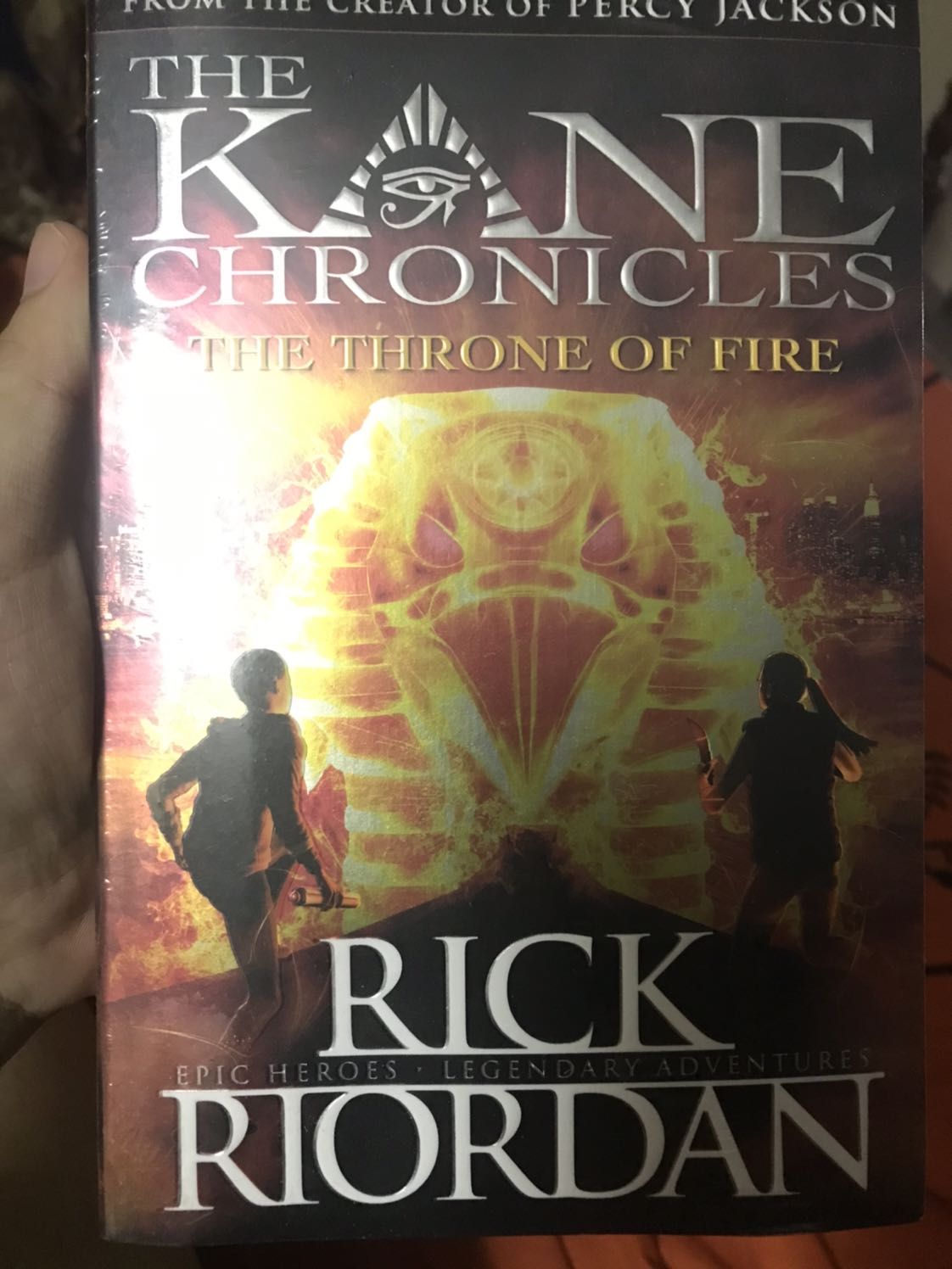 Mua 2 quyển cùng lúc thì quyển này được bọc kĩ càng, quyển kia thì không. Mùa dịch nhưng giao hàng cũng nhanh, không có gì để chê cả.