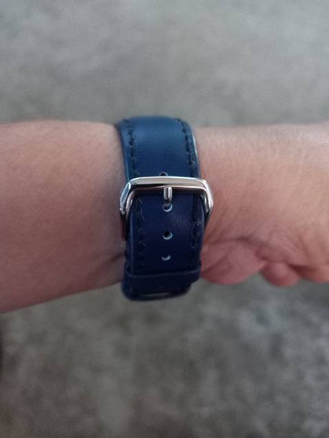 Đẹp. Nhưng bản hơi to so với khoá, tháo ráp dễ bị bong chốt và thời gian sẽ sướt mép hai bên