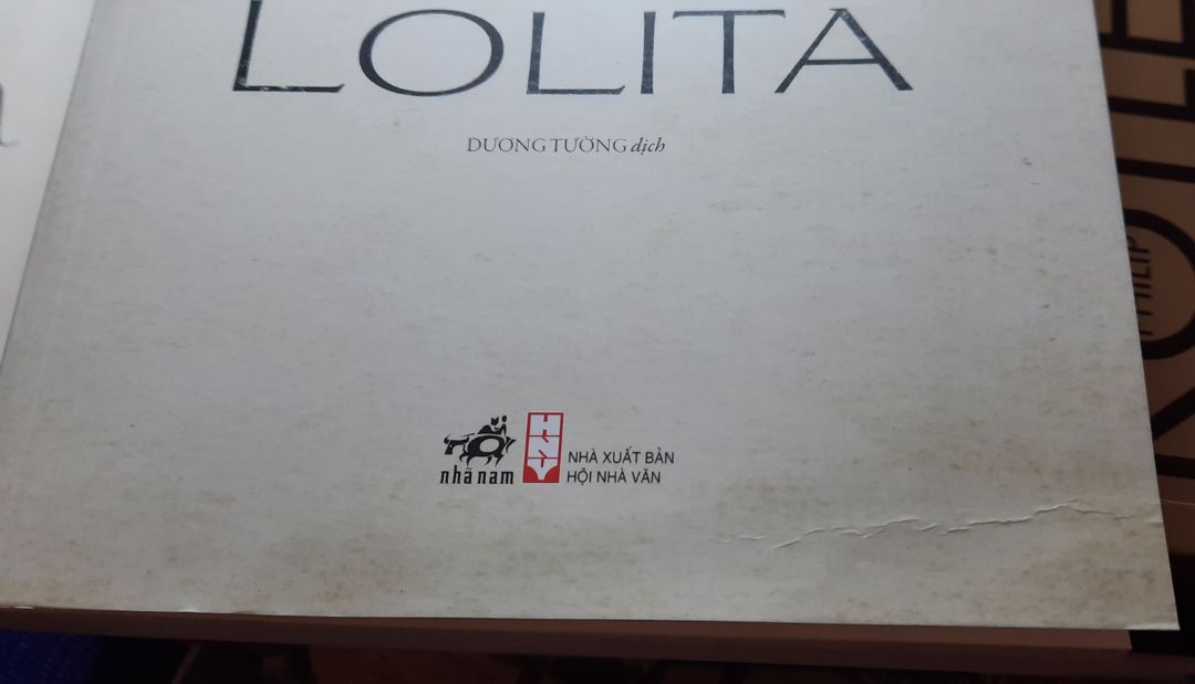 Mình đã từng đọc qua bản pdf và xem các *** review phim về Lolita nên có cơ hội được biết đến quyển sách này. Sau bao ngày chờ đợi, mình cuối cùng đã nhận được sách vì Tiki giao sớm hơn dự kiến. Mặc dù háo hức là thế nhưng khâu đóng gói và vận chuyển của Tiki lại làm mình khá thất vọng, khi nhận được sách mình chỉ thấy phần bìa sách bị hỏng nhẹ, nó hơi ngả màu nên trông như bị ẩm mốc, các trang giấy đều bị cong lại và hơi gãy một chút =((( do đó mình sẽ không đánh giá 5★ dù nội dung rất tuyệt. Hy vọng Tiki sẽ làm tốt hơn trong đơn hàng sắp tới của mình, cảm mơn vì đã dành tgian đọc nhận xét của mình ạ.