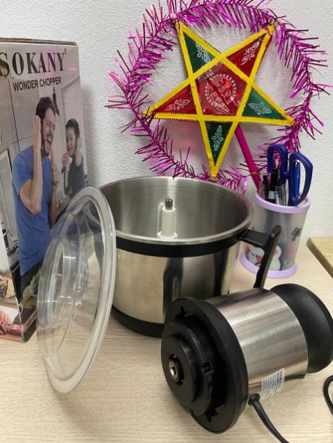 Nhận hàng không vỡ bởi shop đóng gói rất là cẩn thận chống sốc đầy đủ
Lưỡi dao có nắp bảo vệ nên rất an toàn 
Máy to nên xay được khá là nhiều đồ