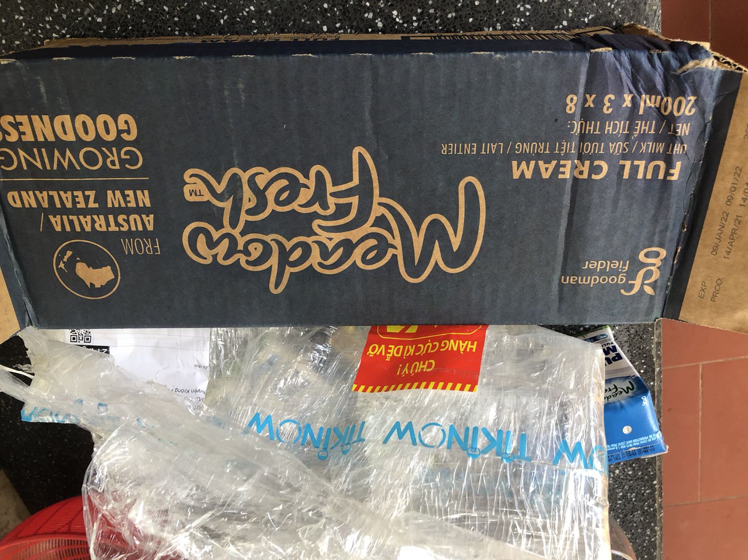 Thùng sữa 24 hộp nhưng khi giao thì khui ra chỉ 23 hộp. Cứ 3 hộp bọc chung nilon. Tuy nhiên bị 2 hộp lẻ, ko bọc nilon xong quanh.     Vui lòng giải quyết dùm. Thùng thì bị ướt và rách.