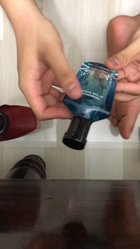 Mùi hơi hắc, nồng. Mùi khá giống dầu gội xmen. Giao hàng siêu nhanh. Nay đặt mai có liền