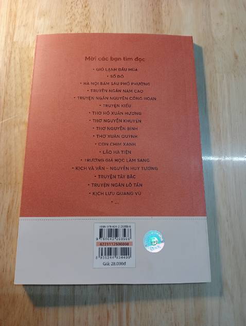 Sách bìa xinh ghê ý. Mà trong ấy chỉ in mỗi thơ thôi, mình cứ nghĩ có cả bài phân tích thơ. Mà mua về đọc cũng hay lắm lắm.