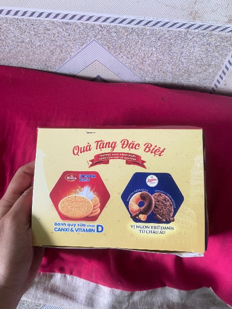 Đầy đủ sách trong bộ sách đã niêm yết, được tặng bánh