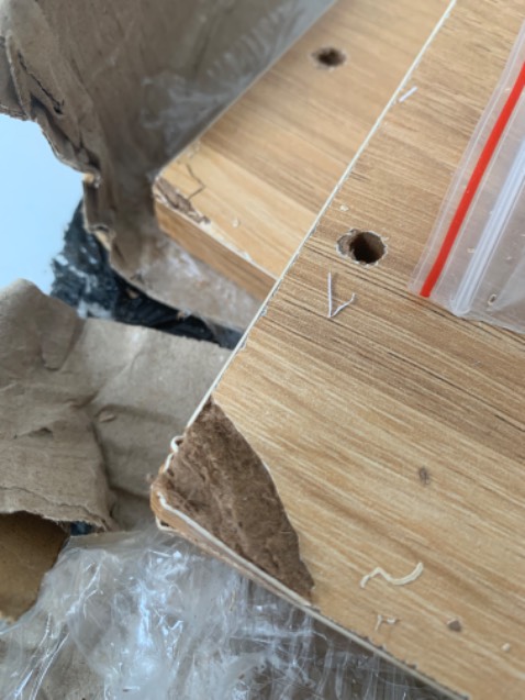 Kệ mới nhận đã bị mẻ một góc