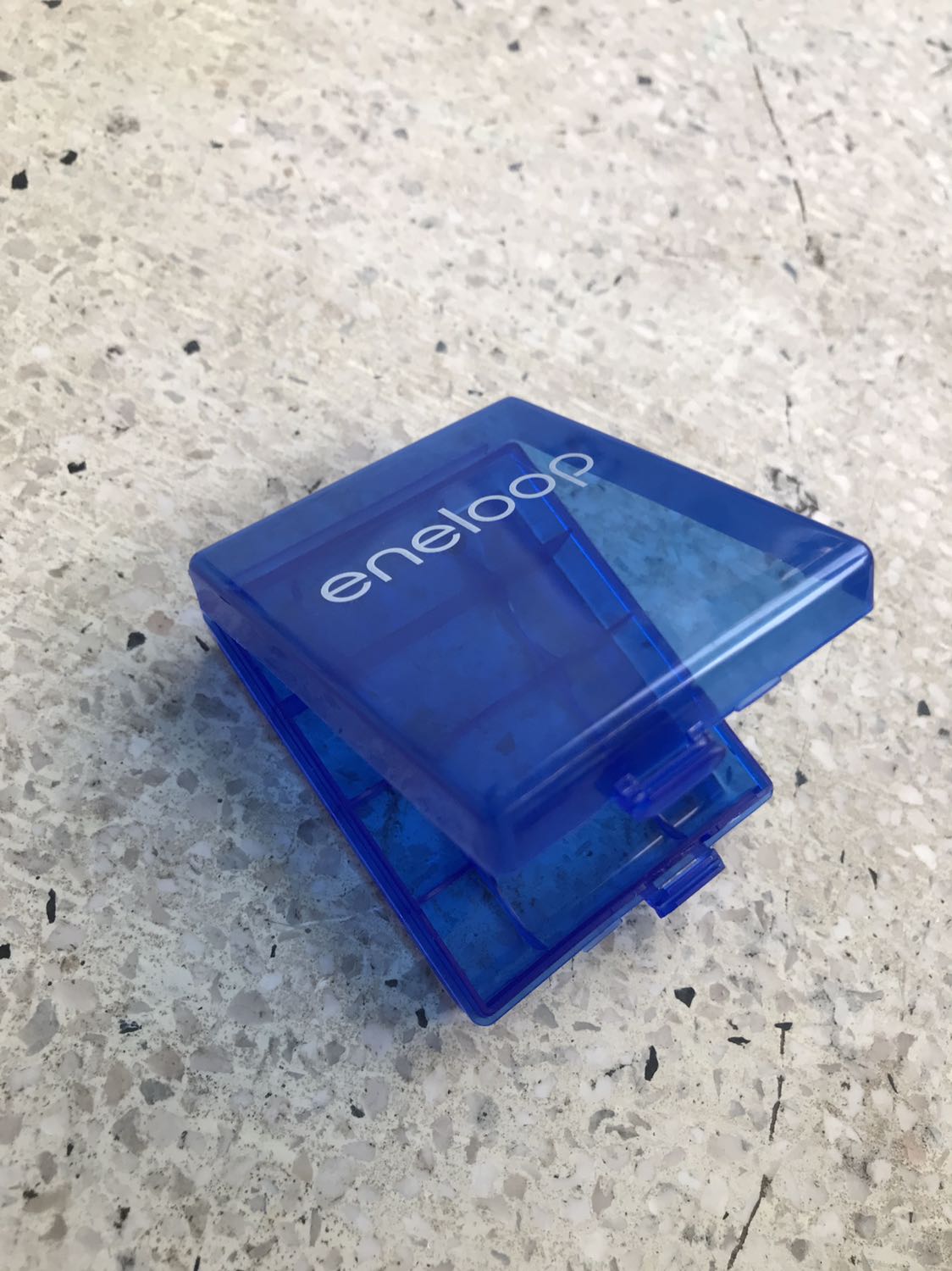 Hài lòng.

Hàng giao trễ một ngày so với dự kiến.

Sản phẩm được đóng gói cẩn thận, còn nguyên bao bì.

Tặng kèm hộp đựng pin cho mỗi sản phẩm.

Sẽ đánh giá lại sau khi sử dụng.