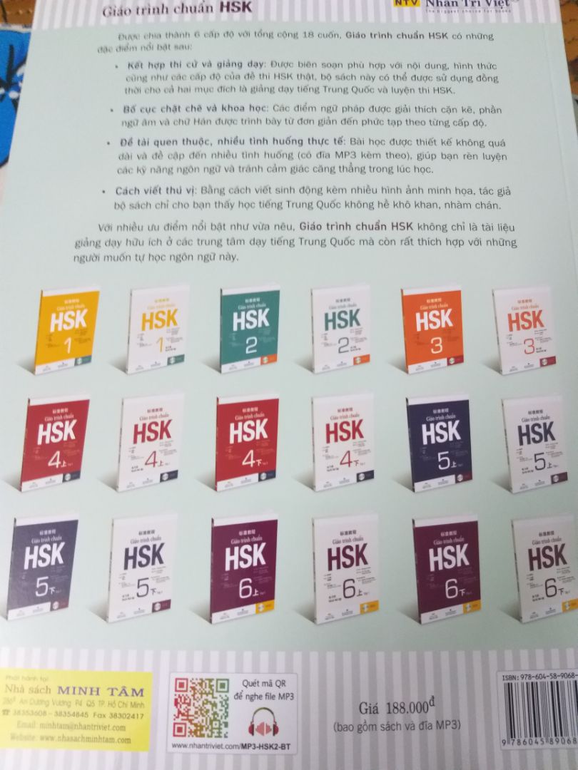 Giao hàng cực nhanh luôn. Mình đặt trưa T7, tưởng T2 mới có mà sáng CN đã giao đến rồi. Đóng gói chắc chắn, đẹp. Sách thẳng thóm, thơm tho, không bị rách/gãy, đầy đủ CD. Giá cả mua combo này rẻ hơn với giá gốc, mình còn áp mã khuyến mãi nữa nên rất ok luôn. Với được tặng thêm cả cây bút xinh xinh, hihi