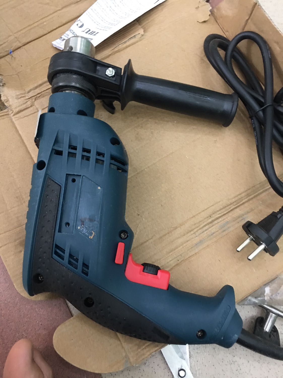 Hỏi có hộp ko thì bảo có hộp, cuối cùng gửi cho cái hộp cũ rách nát. Đã thế hộp 1 loại khác mà bên trong 1 loại khác