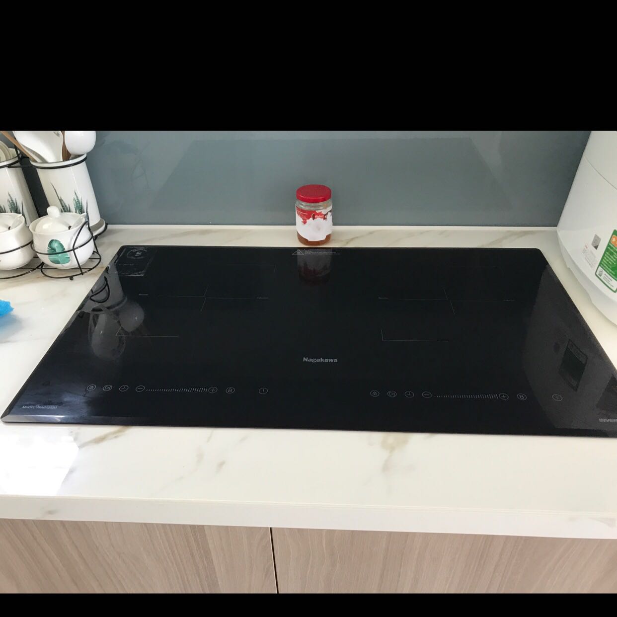 Thiết kế mỏng, đẹp. Nút cảm ứng nhạy. Làm nóng nhanh: Không gây ồn. Vệ sinh dễ dàng sau khi nấu.