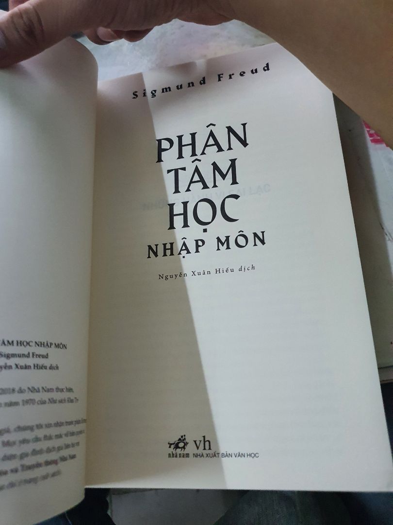 Cảm Ơn Nhã Nam đã tái bản một bản dịch tuyệt vời của dịch giả Nguyễn Xuân Hiếu. Với những bạn phàn nàn về văn phong của bản dịch thì đây là ngữ pháp của Sài Gòn trước năm 1975. Nếu những ai cảm thấy khó chịu với ngôn ngữ của miền Nam thì nên kiến nghị nxb khác để chúng ta có thêm một bản dịch khác để so sánh.